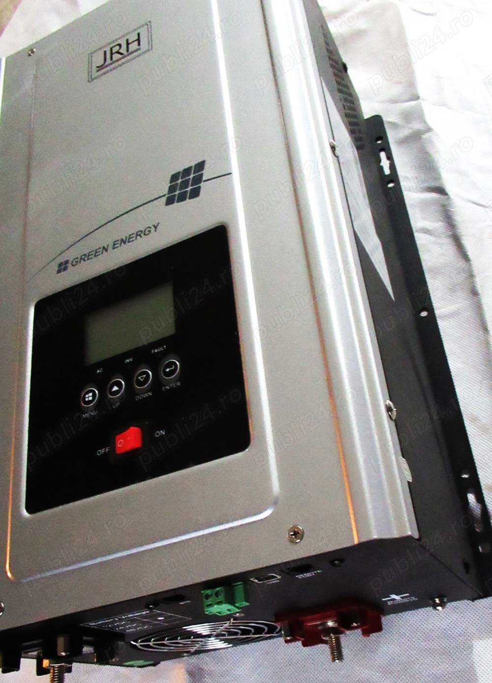 Invertor solar 3 Kw. Transformă curentul electric produs de panourile  f. v.  în  c. a. 220 V c. a. 