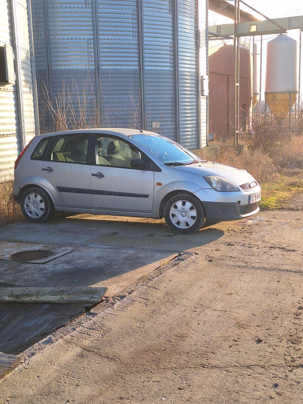 Vând Ford fiesta