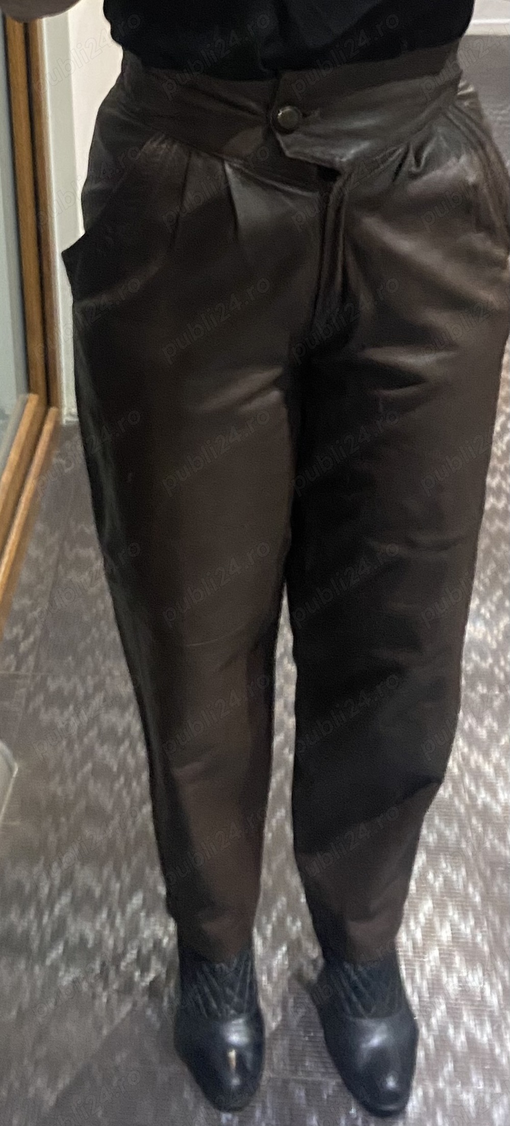  Pantaloni piele naturală, Italia, culoare  maro închis, mărime.S.