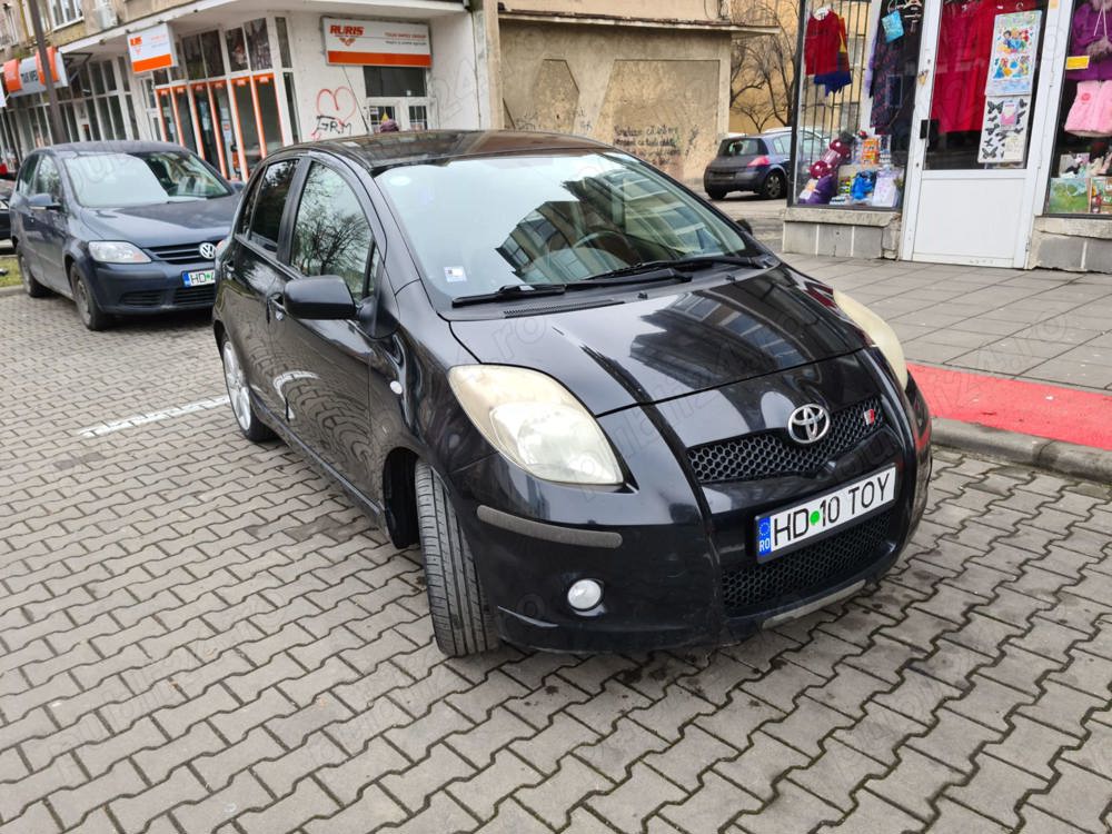 Vând TOYOTA YARIS TS + set 4 cauciucuri iarna cu jenti