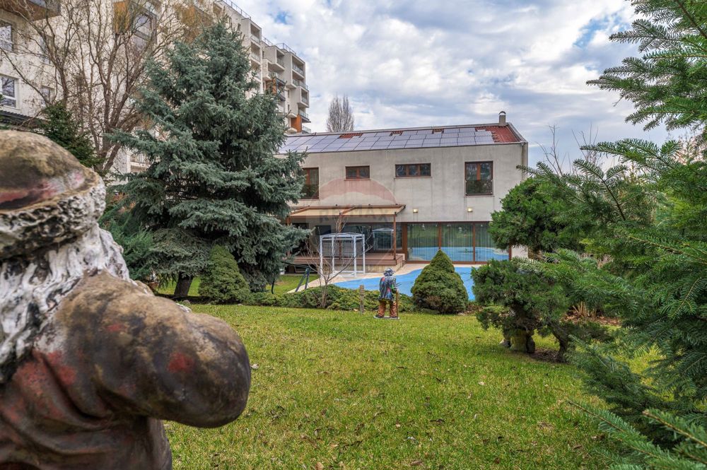 Vila elegantă, spații generoase, finisaje premium, piscina, 3000mp