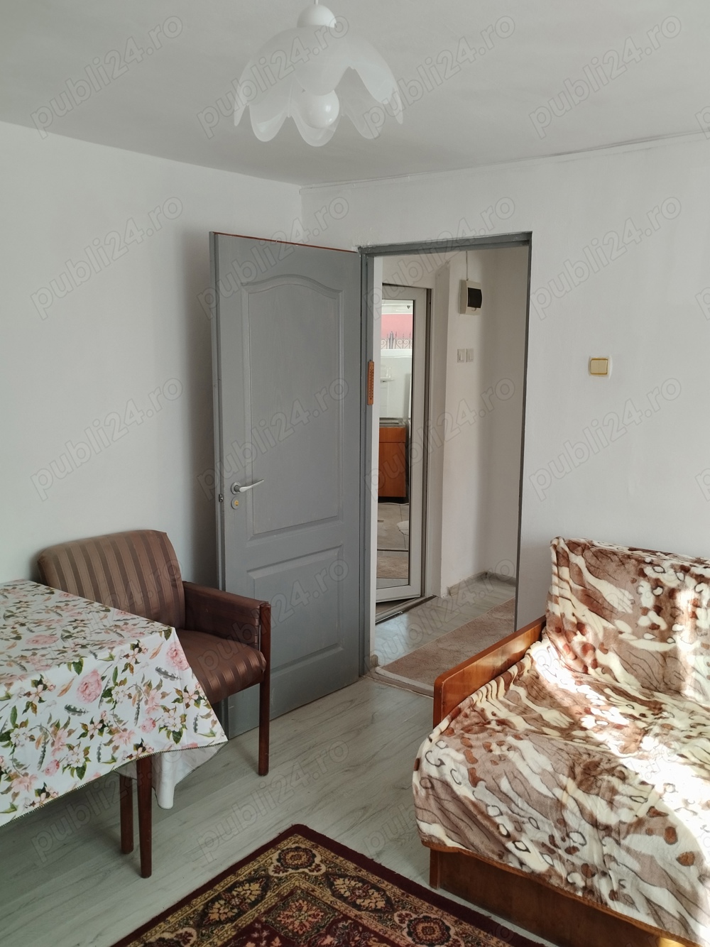 Proprietar inchiriez apartament la curte