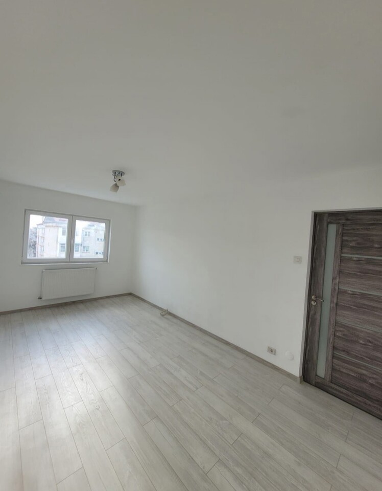 De vânzare apartament cu 2 camere decomandat, zona Bucovina