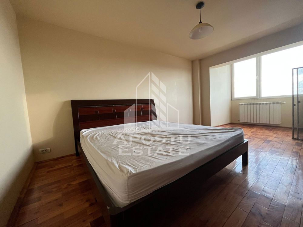 Apartament cu 3 camere, semidecomandat, etaj intermediar,zona Sagului