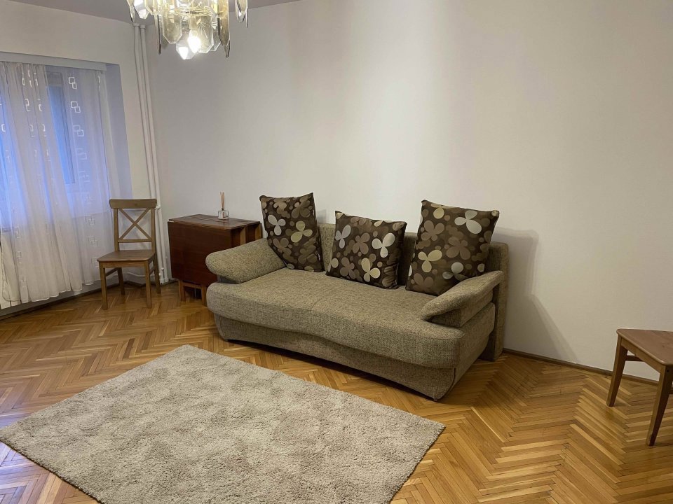 Apartament 3 camere langa Piata sf Vineri