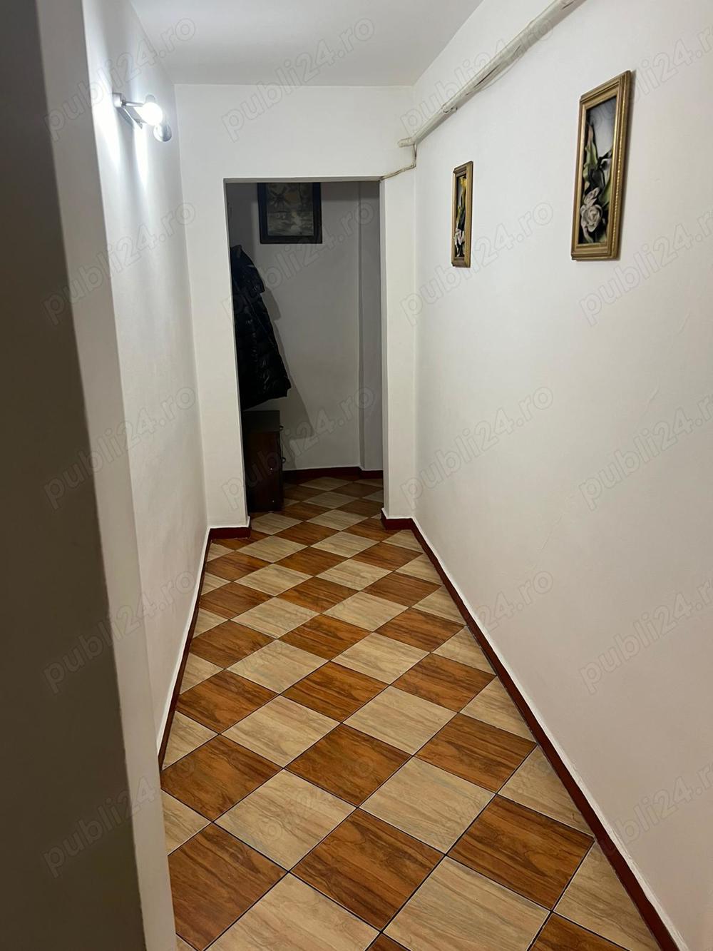 Apartament o camera de vânzare