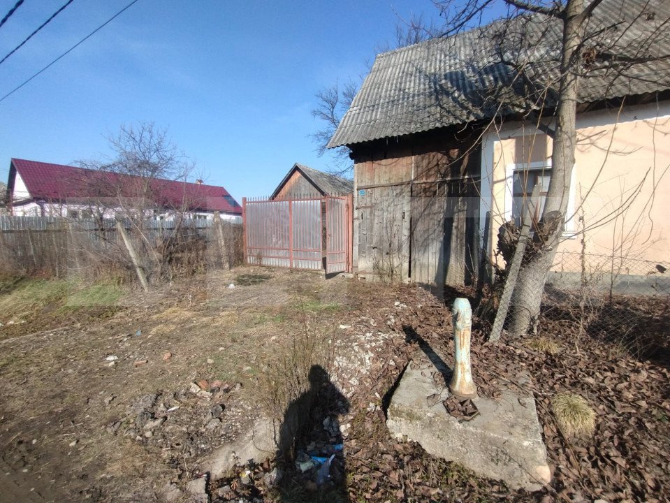 Casa veche, renovabila, 55 mp si 1400 mp teren intravilan+anexe, zona Dumitra