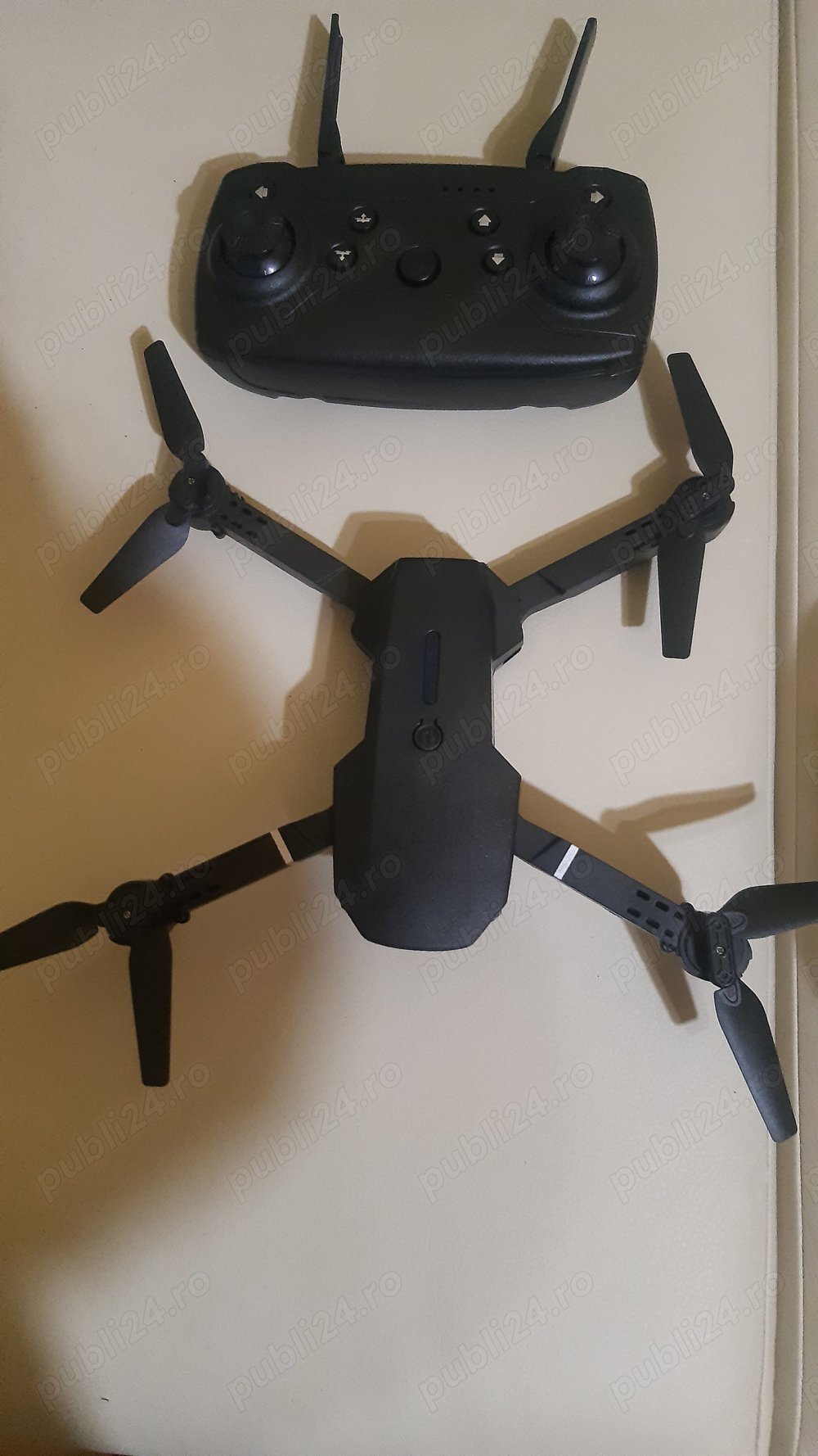 Drona E88 cu camera duala.
