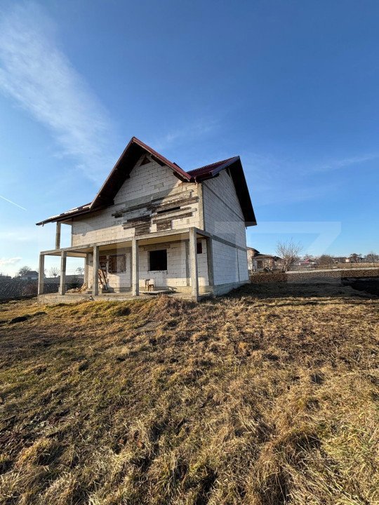 Casa la rosu, cu 3 camere, 120 mp utili, 5000 mp teren, zona Frumoasa