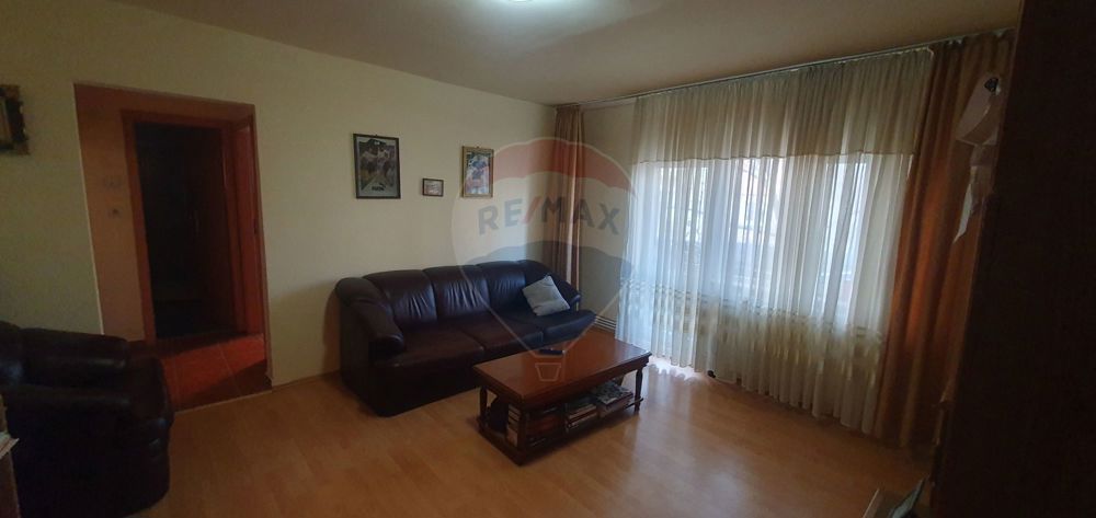 Apartament cu 3 camere de vânzare în zona 1 Mai