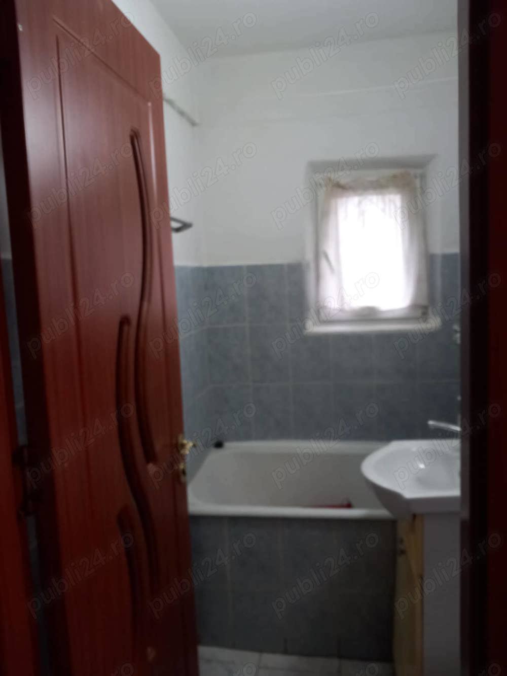 Închiriez apartament 3 camere