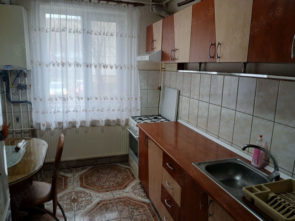 Închiriez apartament 