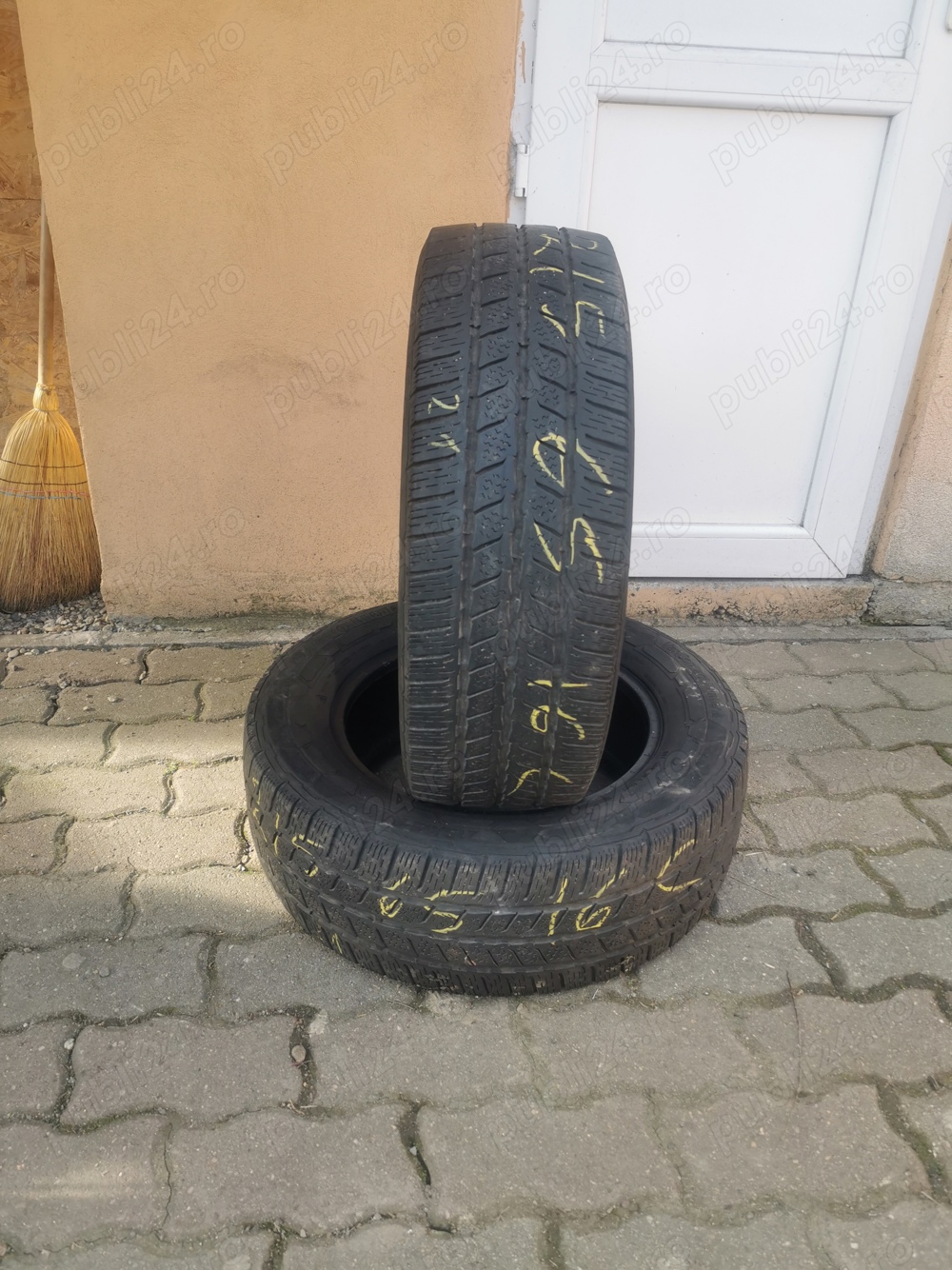 Vand 2 anvelope de iarna Continental 215/65/R16 C 