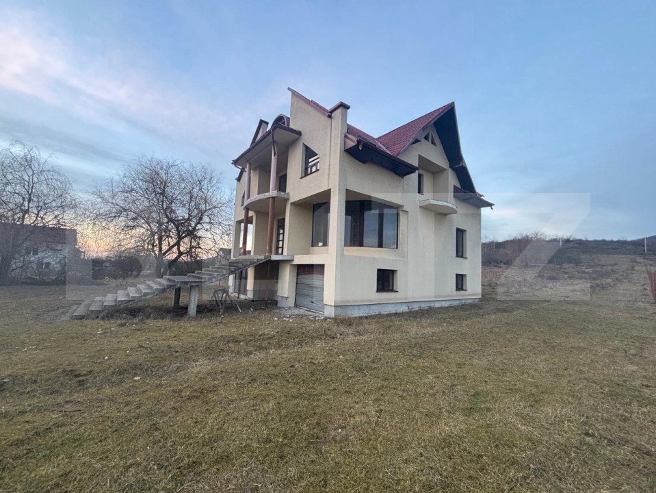 Casa de vanzare, cu 5 camere, 450 mp+teren 5800 mp, 10 km de Bistrita