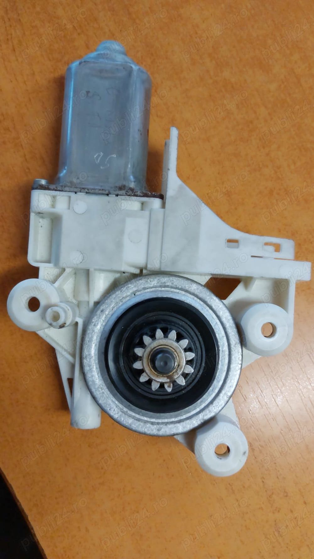 Motoras macara stanga fata Ford