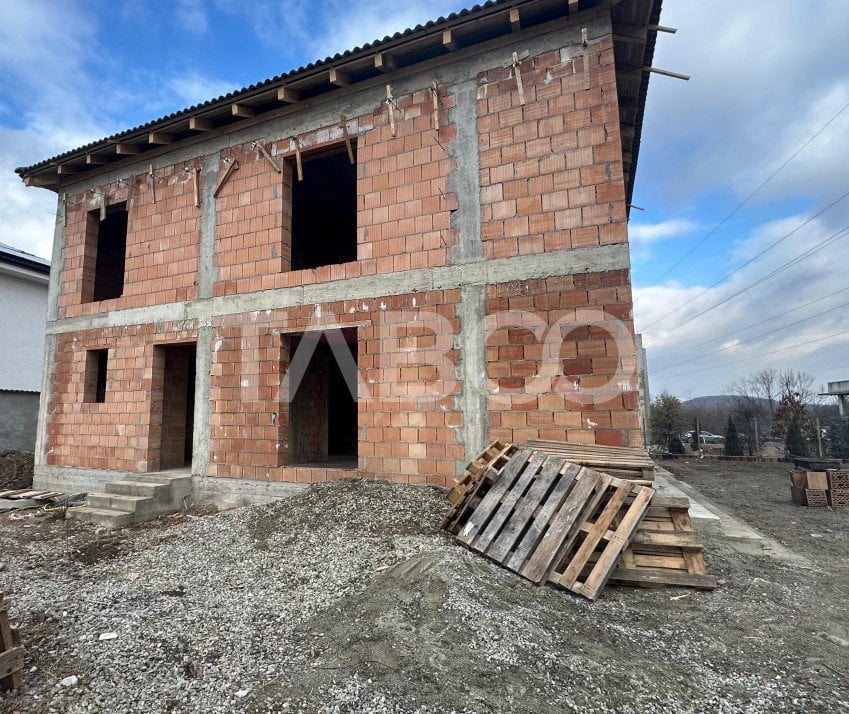 Casa individuala de vanzare 130 mpu curte libera 410 mp Selimbar