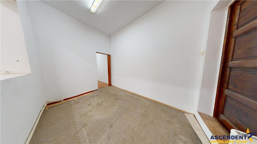 FILM! Imobil cu 2 camere si garaj propriu: potential si acces facil, Central, Brasov.