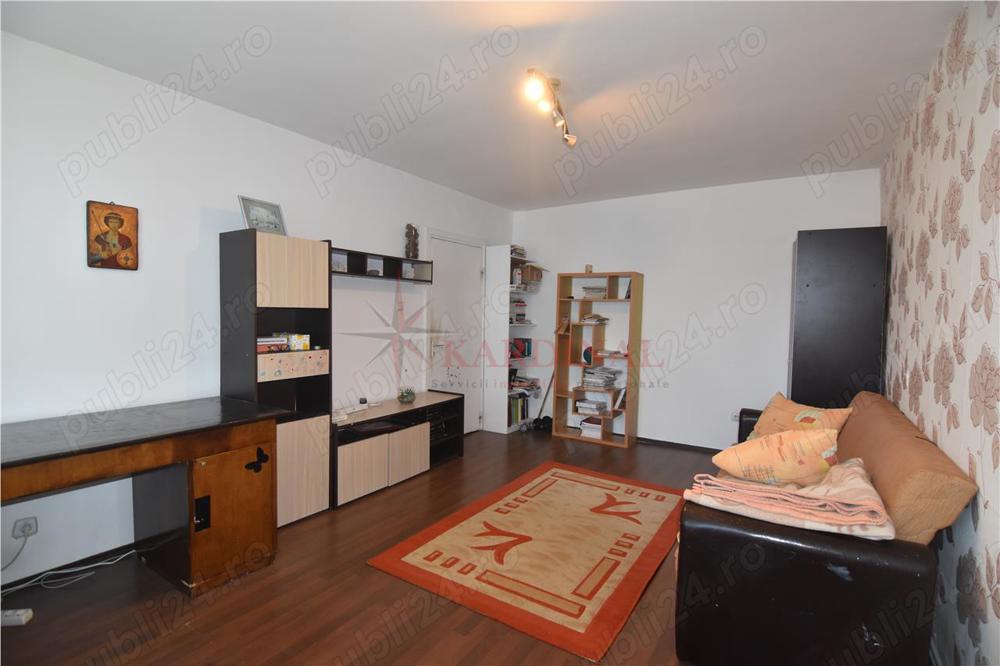 Apartament spațios 4 camere decomandate, cu 2 bai, de vânzare Darste Brașov.