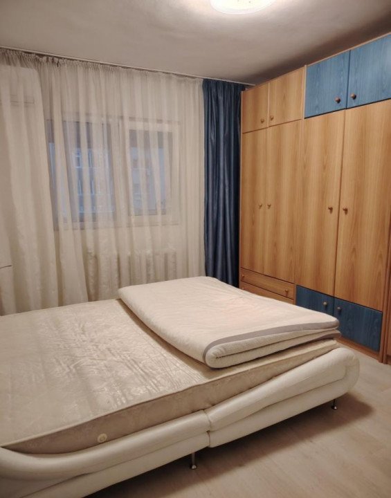 Apartament de 3 camere, decomandat, balcon, centrala, zona Calea Calarasi