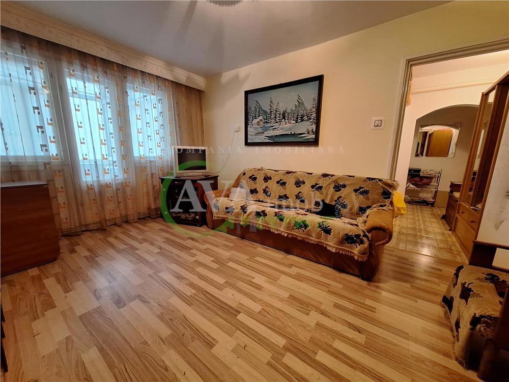 Apartament 3 camere semidecomandat | Etaj 2 | Centrala termica, zona Miorita