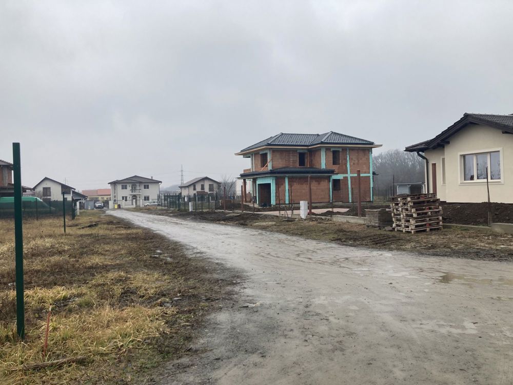 Parcele teren intravilan zona Padurea Verde langa case construite