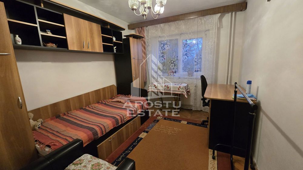 Apartament cu 3 camere, etaj 1, centrala proprie, zona Lipovei