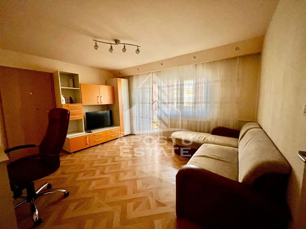 Apartament cu 3 camere, 2 bai, etaj intermediar, zona Aradului