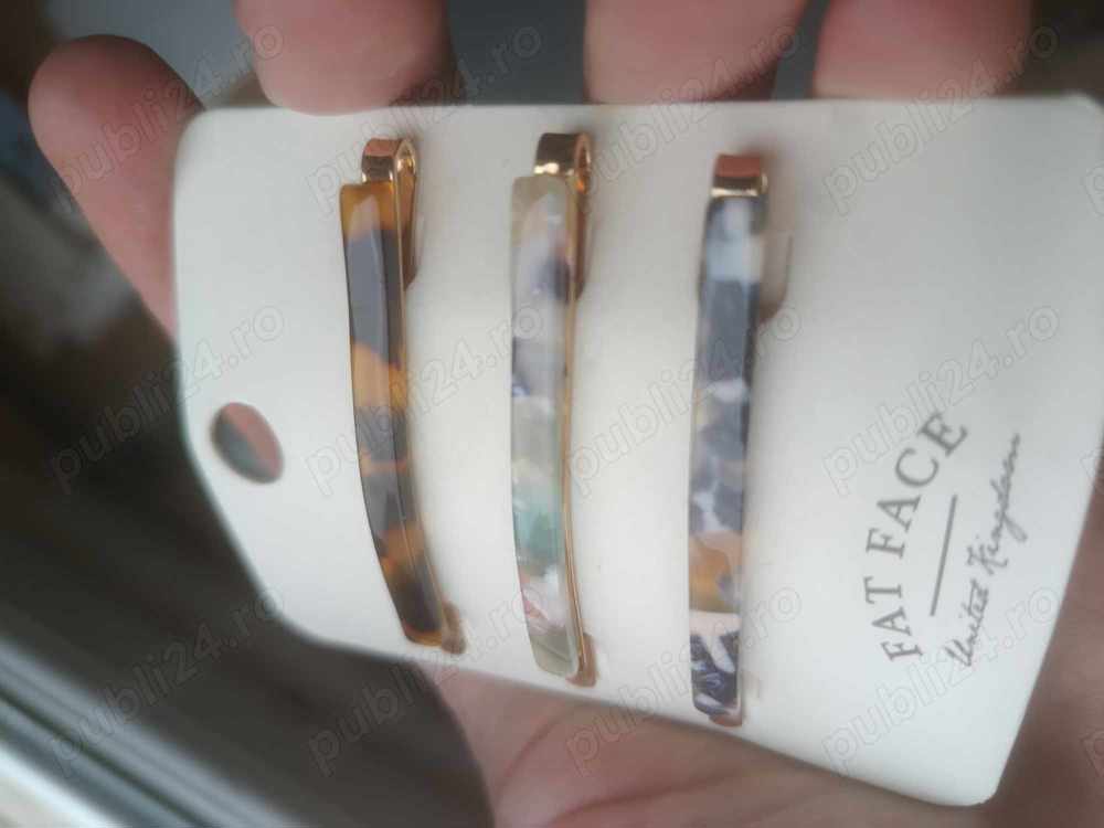 Cleme Par Resina Alligator Hair Clips Classic is a sophisticated style staple. 