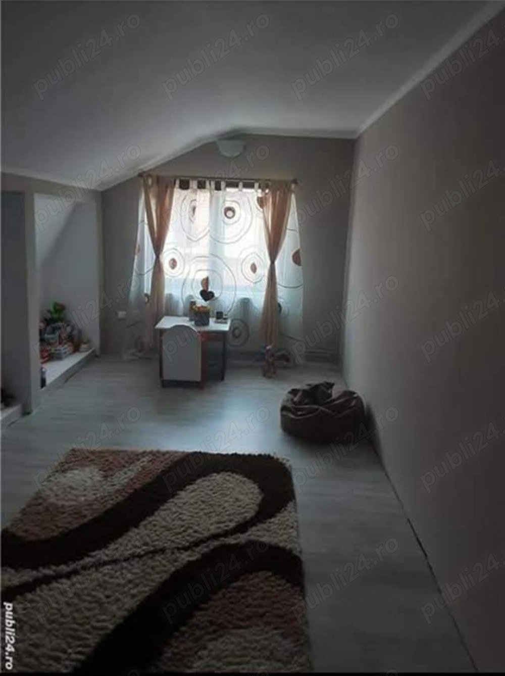 Vand apartament curte comuna