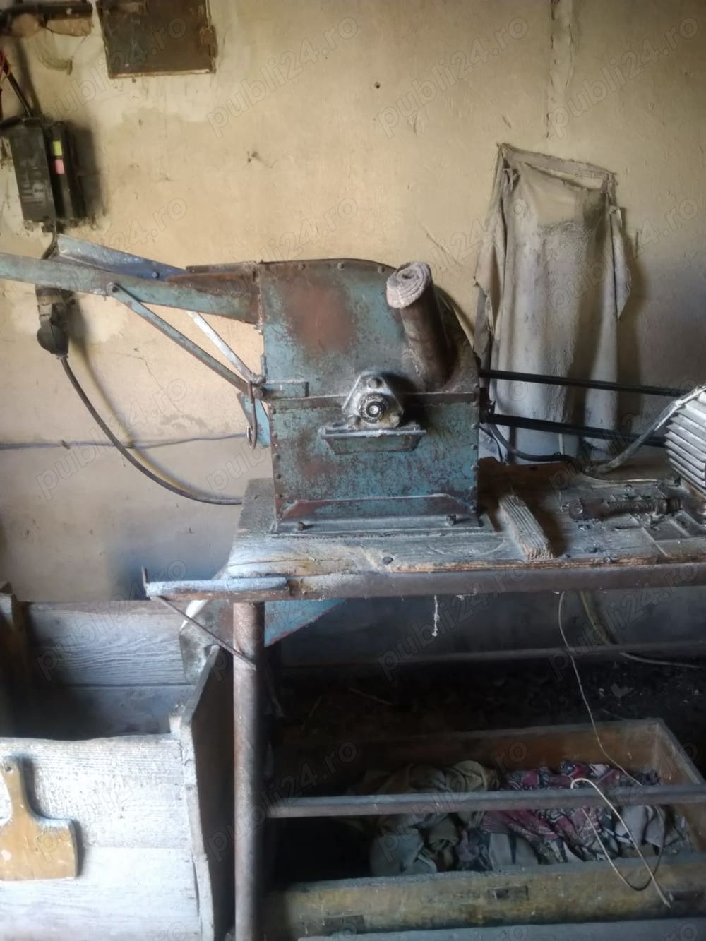 Moara cu ciocane ,cu motor trifazic în perfectă stare de functionare