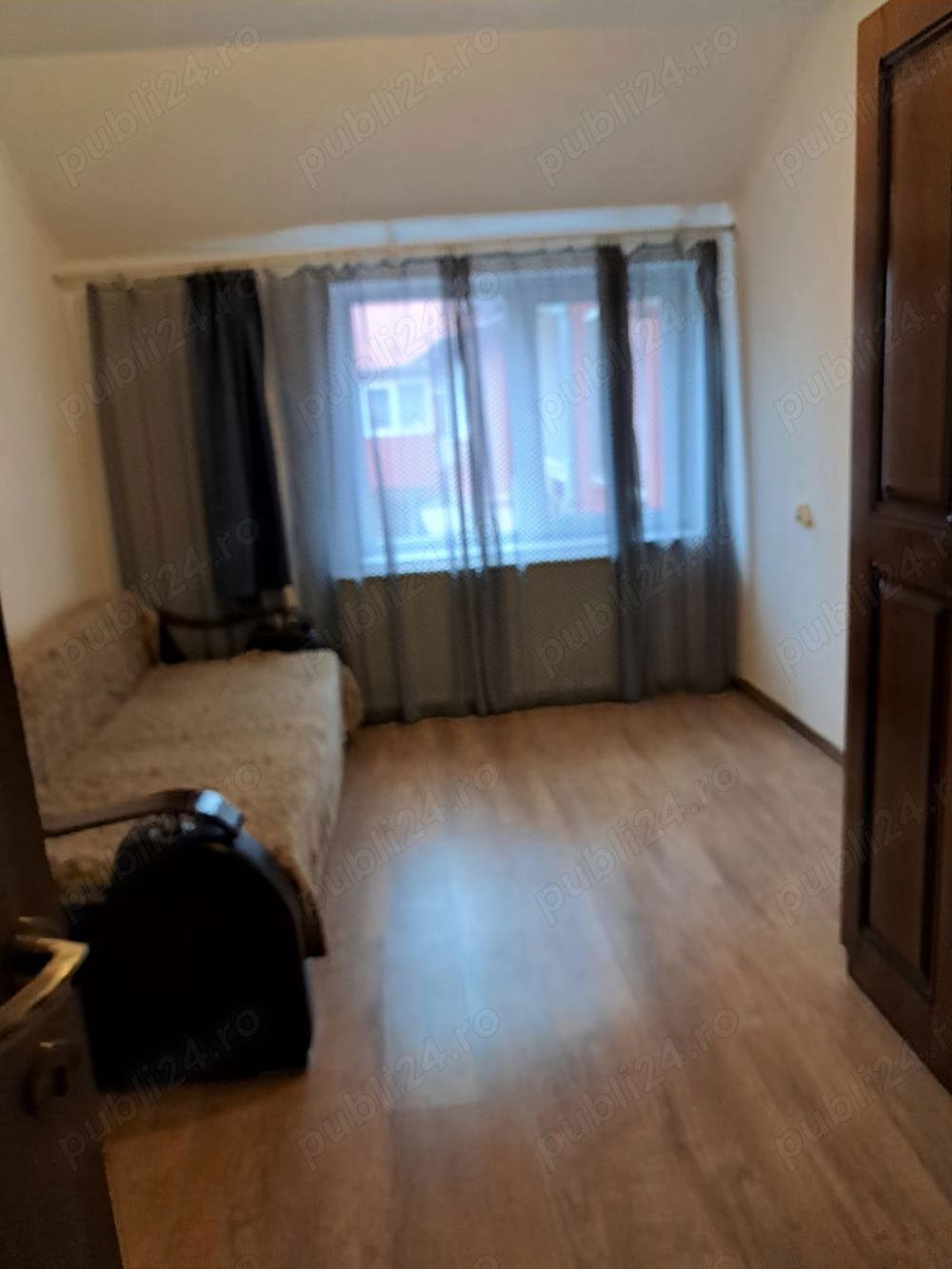 Inchiriez apartament mansardă tic-tac