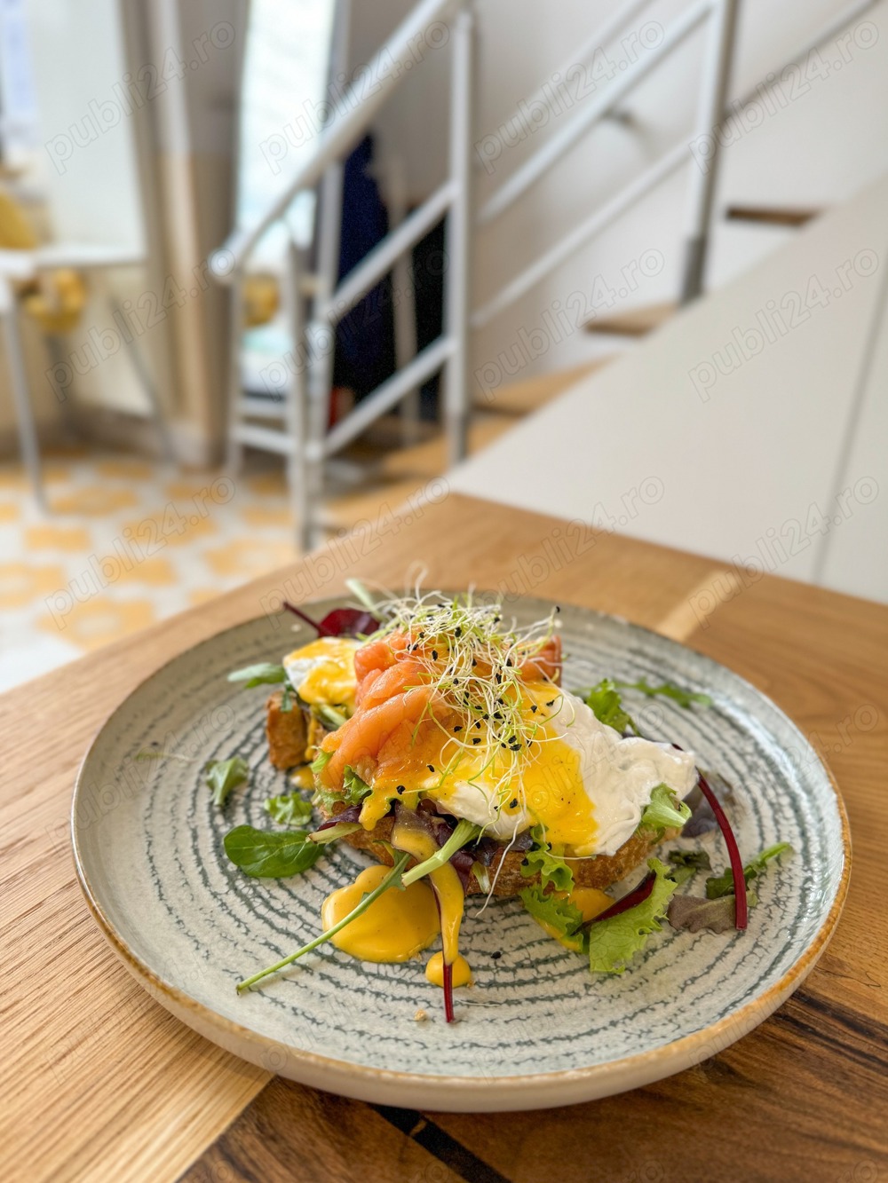 Angajem ospatar ori persoana pentru servire. 