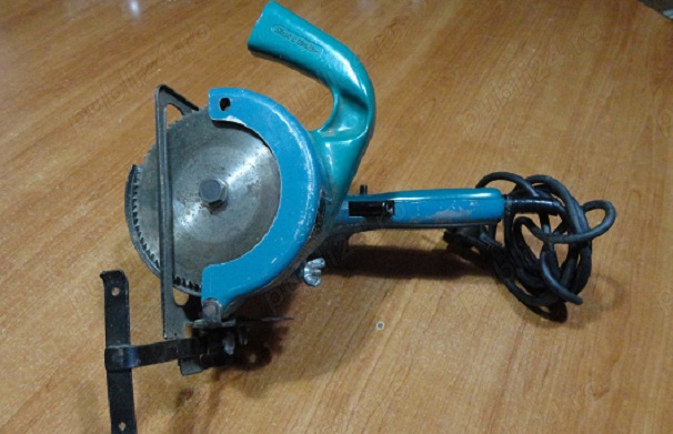 Circular pentru lemn Black&Decker, model manual, perfect functional