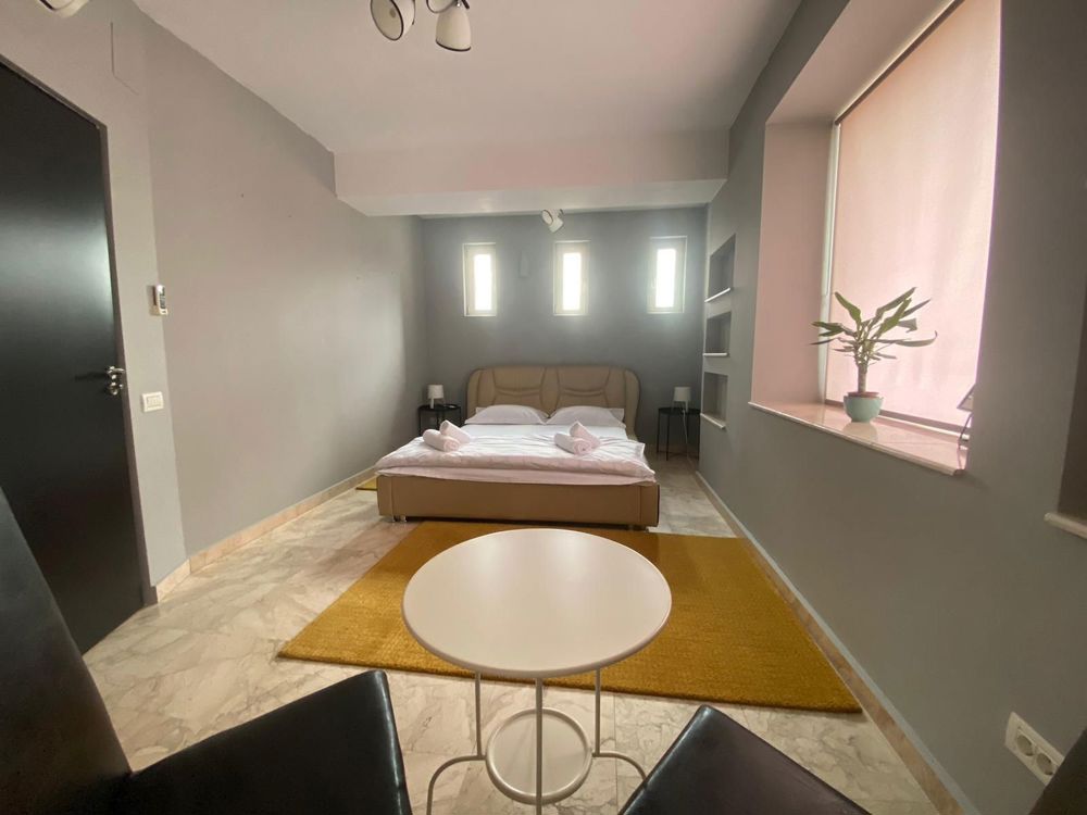 Apartament -220mp + terasa 200mp sector 4 Pasaj Marasesti an bloc 2000