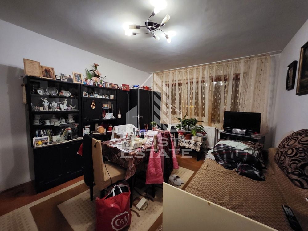 Apartament cu 4 camere, centrala proprie, etaj intermediar, zona Dacia