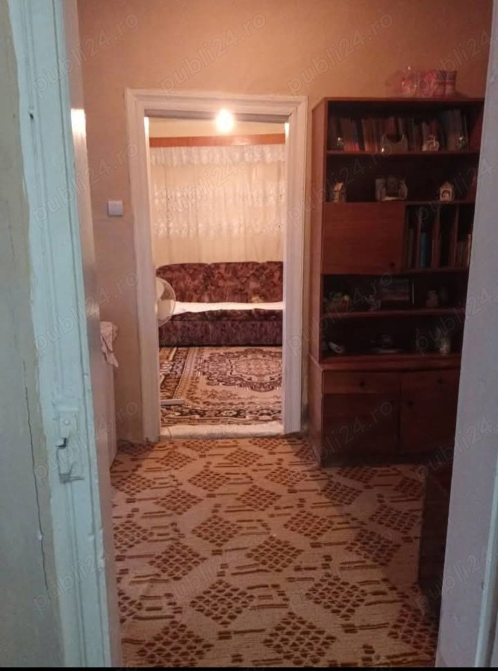 Casa la schimb cu un apartament cu 2 camere la etajul 1sau 2(dacă e cazu si la partier)