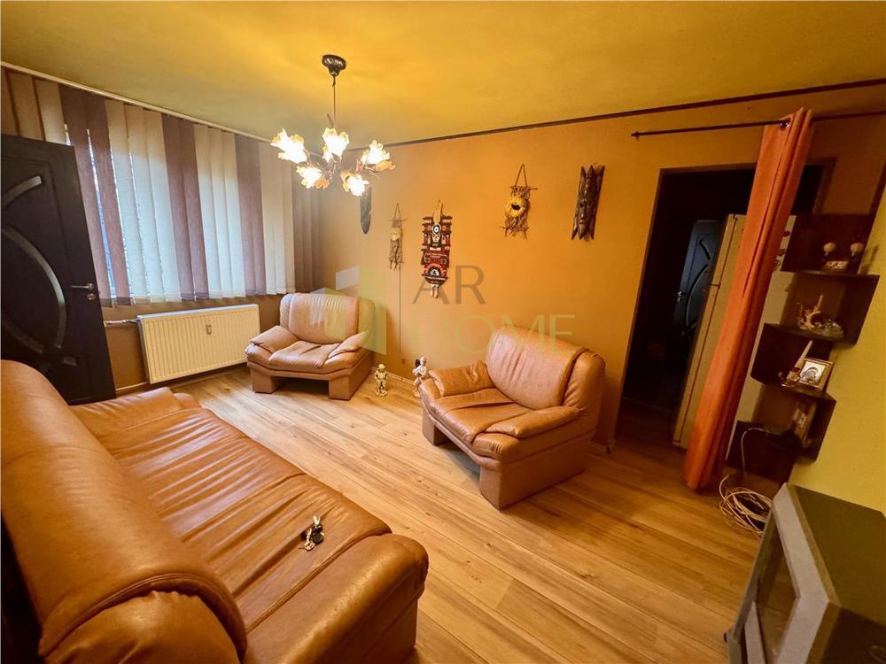 Vanzare apartament 3 camere, în Ploie?ti, zona Vest, Piata Aurora