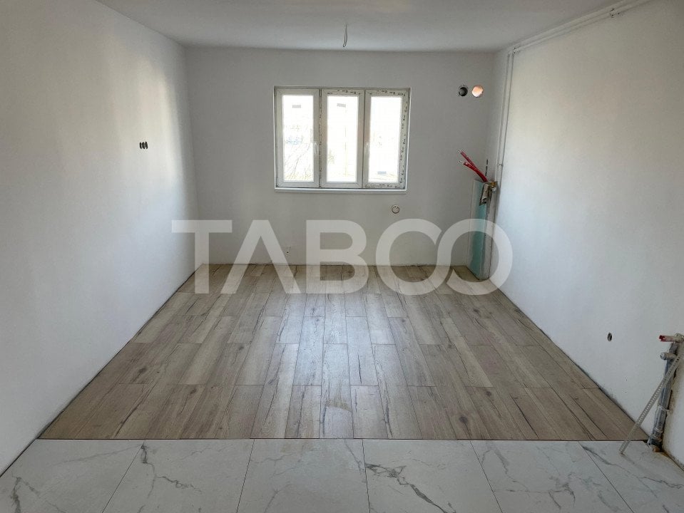 Apartament de vanzare cu 2 camere decomandate si balcon 