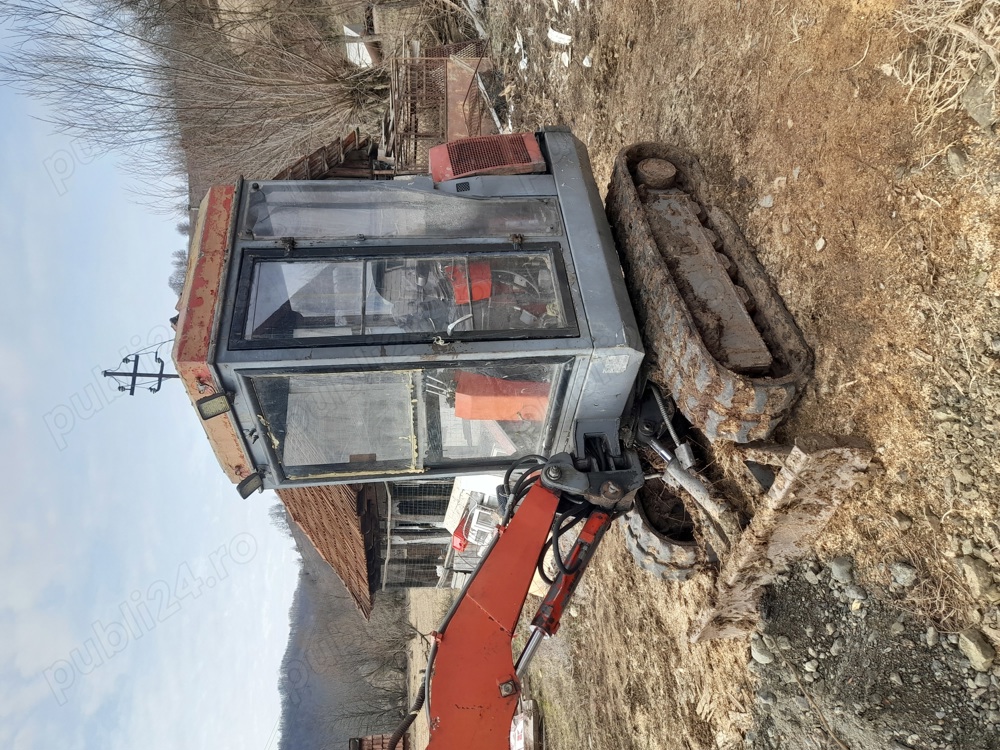 vând miniexcavator  de 2.4 tone Yanmar 