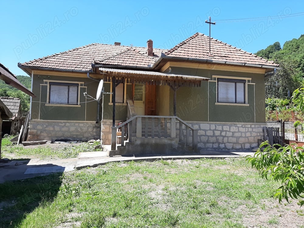 Casa solidă din cărămidă, 4000 mp, cu CF