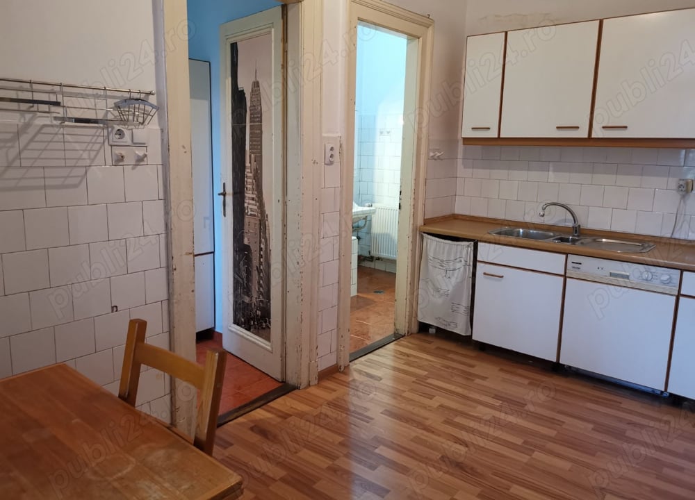 apartament cu 2 camere de vanzare cu vedere in piata victoriei in cladire istorica