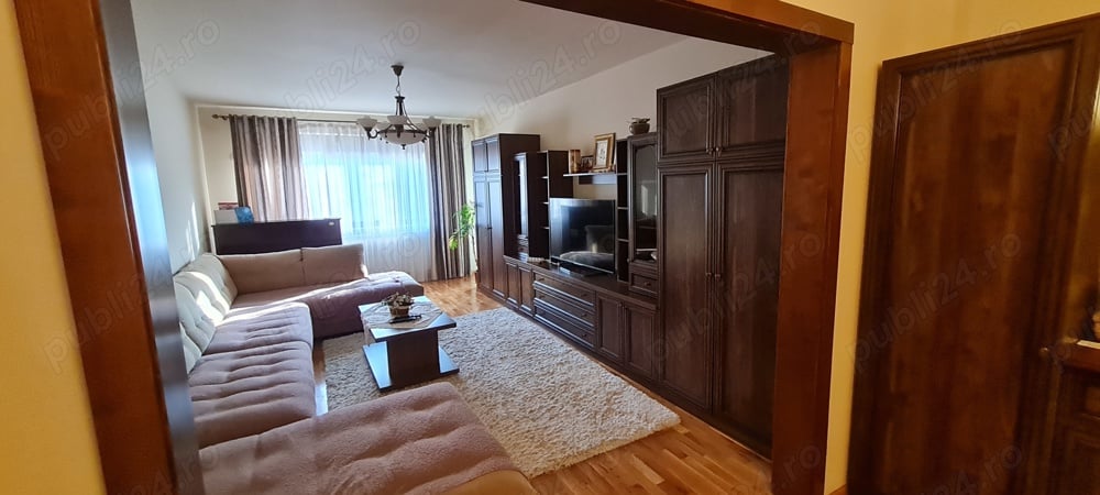 Inchiriez apartament 4 camere cu garaj