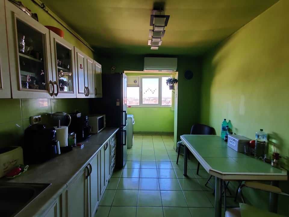 Decomandat cu 2 b #259;i  #537;i 2 balcoane, ling #259; Sala Olimpia