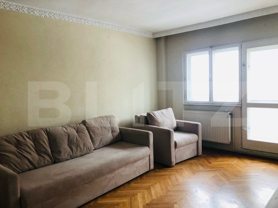 Apartament de vanzare cu 3 camere, decomandat, zona Garii