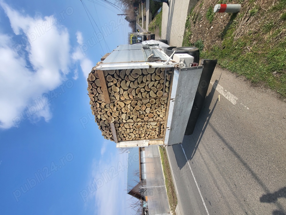 paleti lemne de foc tăiate și sparte