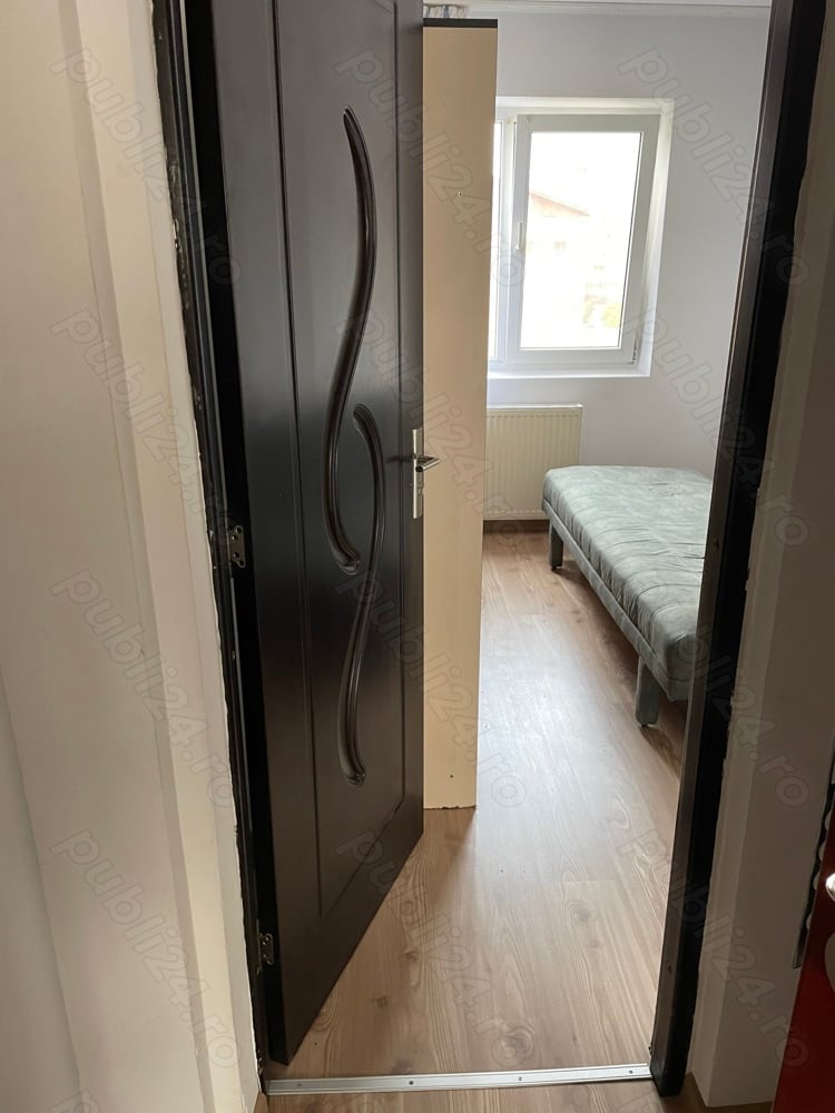 De închiriat apartament cu două camere; Preț 200 Euro.