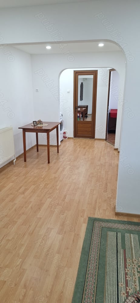 Închiriez apartament cu 3 camere