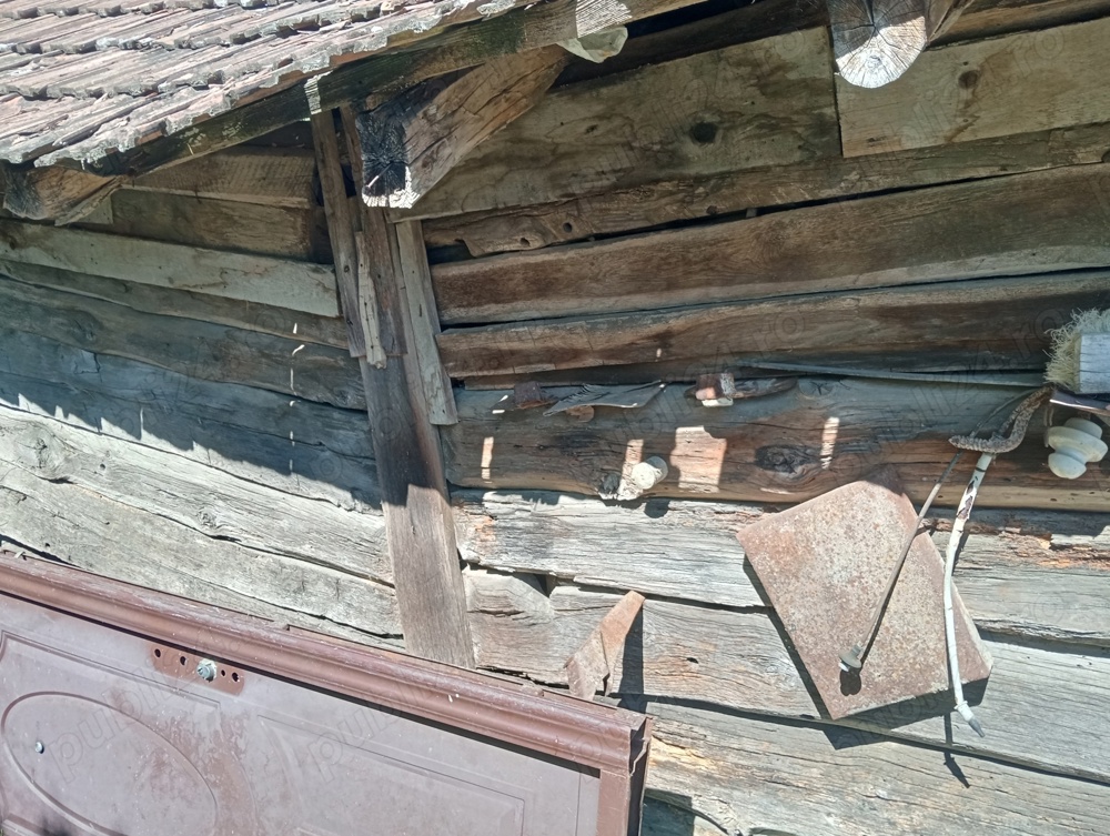 magazie veche din stejar cioplit