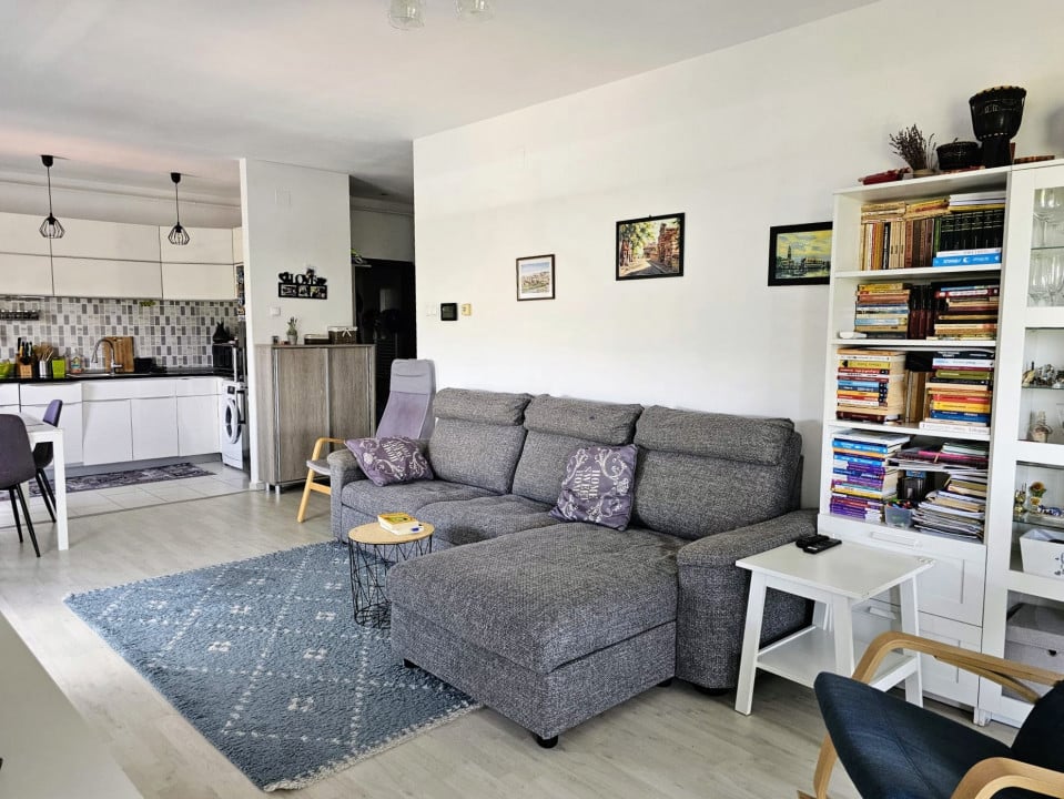 Apartament linistit, cu terasa, doua bai si doua parcari! 0% comision