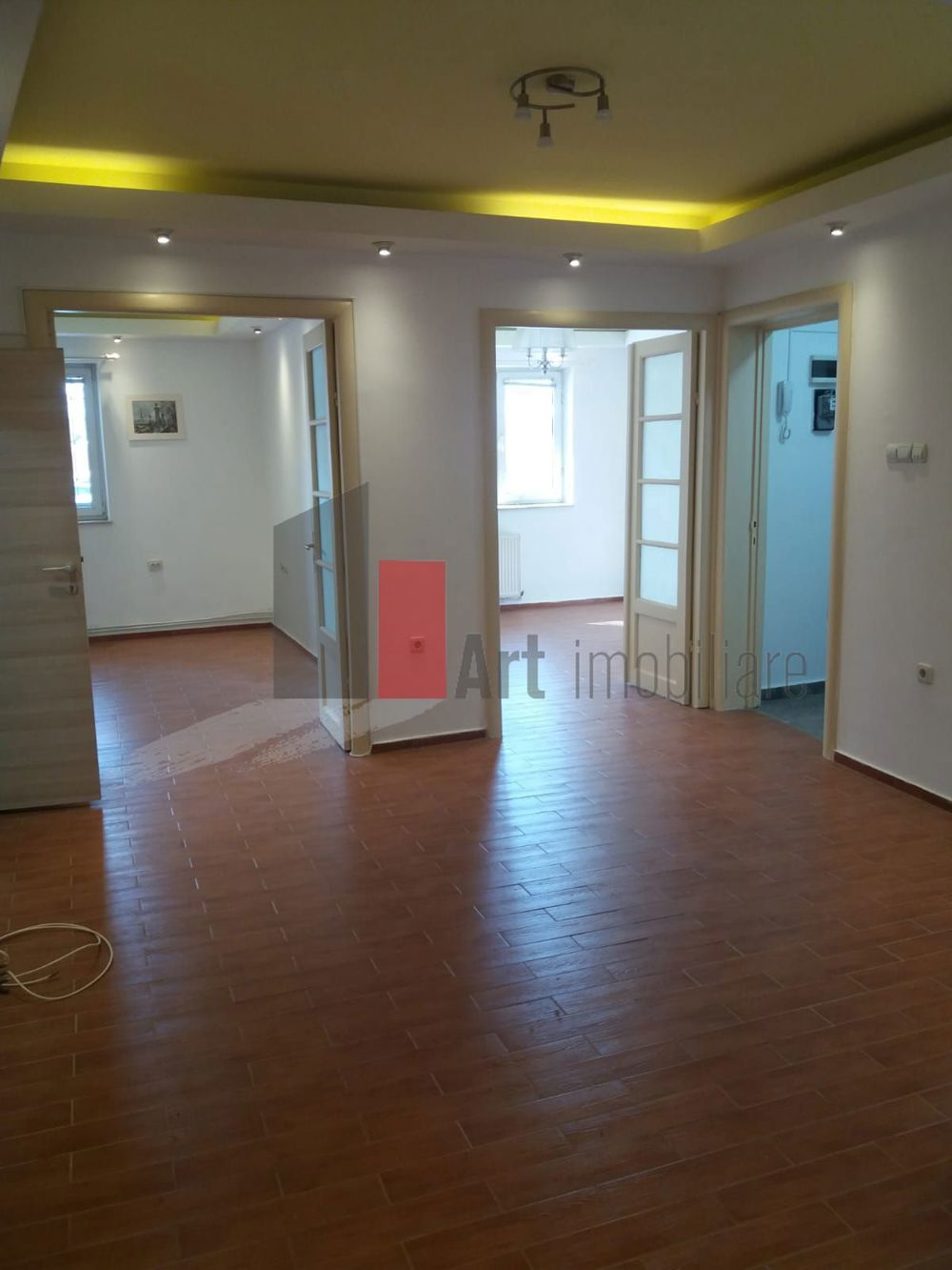 Apartament de 4 camere in vila